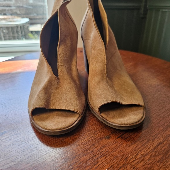 Lucky Brand Joal Tan Suede Peep Toe open V-Cut Block Heel Booties womens 9M/40 - Picture 3 of 10